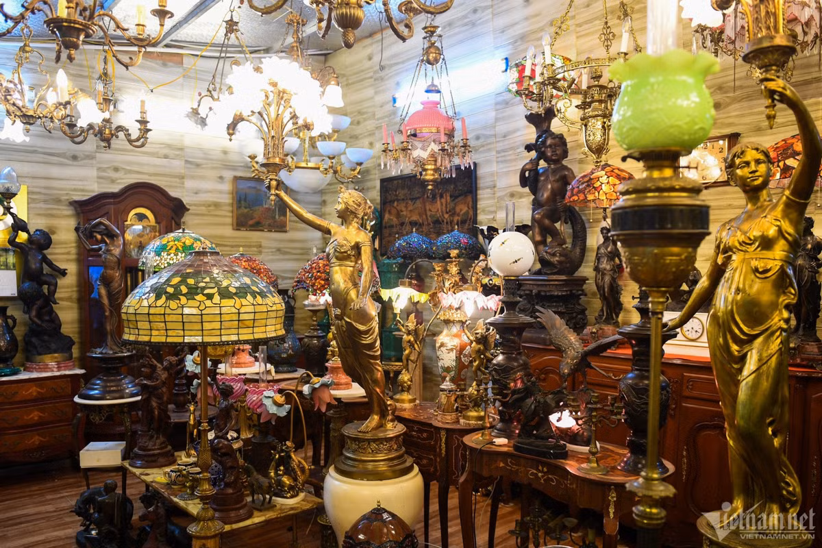 Ngoài mặt hàng rẻ tiền, bình dân, một số hộ kinh doanh còn buôn bán đồ cũ thịnh hành từ vài thập kỷ trước, đồ có giá trị cao được nhập từ các nước châu Âu như Hà Lan, Thụy Điển.