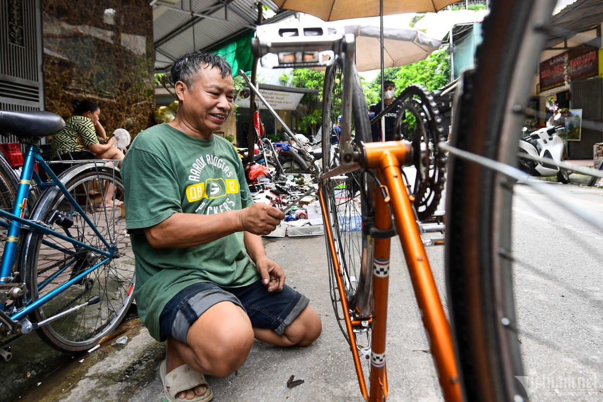 Theo ông Trịnh Bá Dũng (tiểu thương), các mặt hàng như xe đạp, quạt điện đều được nhập từ bãi rác bên Campuchia. "Chúng tôi mua về còn phải sơn sửa lại. Nhiều xe đạp chỉ còn cái khung, mình mua thêm một số phụ kiện khác gắn vào để thành một chiếc xe hoàn chỉnh. Còn các loại khác là hàng trôi nổi được lấy từ nhiều nơi khác nhau", ông Dũng tiết lộ.