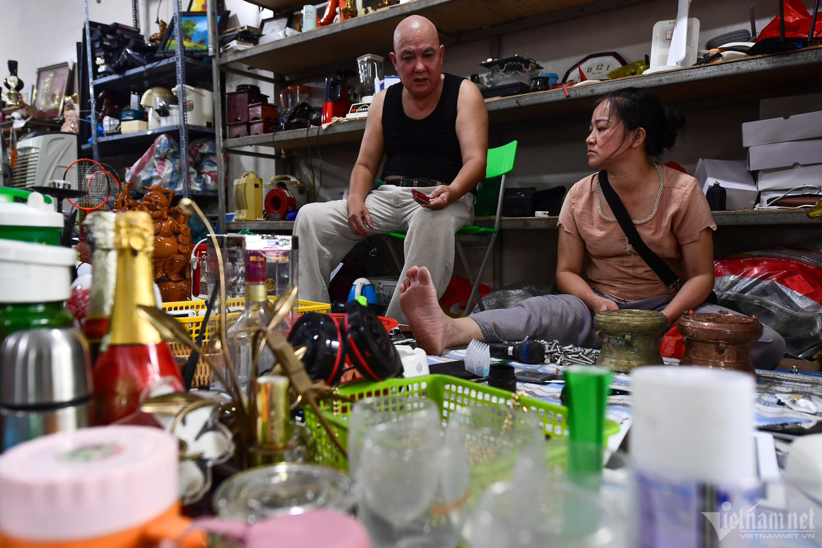 "Hàng bán ở đây chủ yếu là đồ dùng bỏ đi của các gia đình, lấy từ các mối do khách quen giới thiệu hoặc loại nào có giá trị thì họ nhập từ nước ngoài. Các loại mặt hàng như đồ rất cũ, thiết bị điện tử... đều phải sửa sang bảo dưỡng mới bán được giá", chị Vũ Thị Lụa (tiểu thương), chia sẻ.