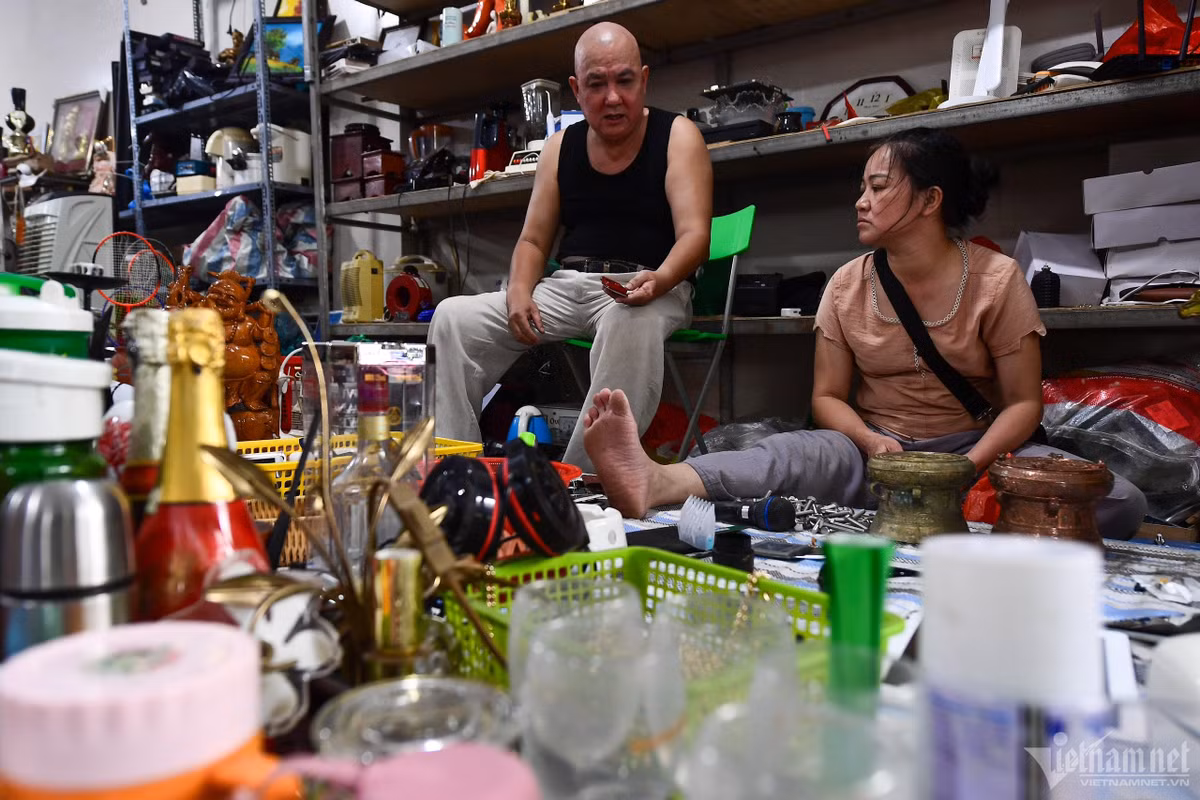 "Hàng bán ở đây chủ yếu là đồ dùng bỏ đi của các gia đình, lấy từ các mối do khách quen giới thiệu hoặc loại nào có giá trị thì họ nhập từ nước ngoài. Các loại mặt hàng như đồ rất cũ, thiết bị điện tử... đều phải sửa sang bảo dưỡng mới bán được giá", chị Vũ Thị Lụa (tiểu thương), chia sẻ.
