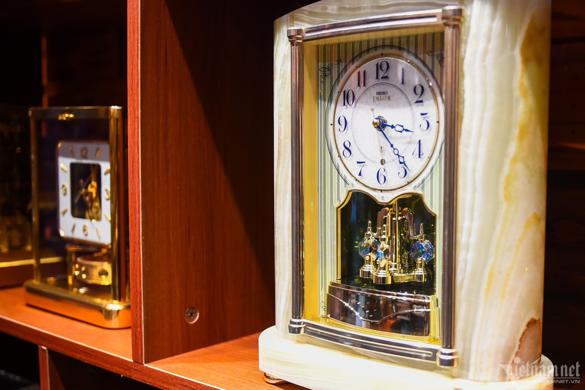 Nổi bật trong tủ bày hàng của anh Vui là chiếc đồng hồ Seiko Emblem (Nhật Bản), giá gần 10 triệu đồng, được làm từ đá cẩm thạch, bộ phận lắc xoay làm bằng pha lê “Swarovski".