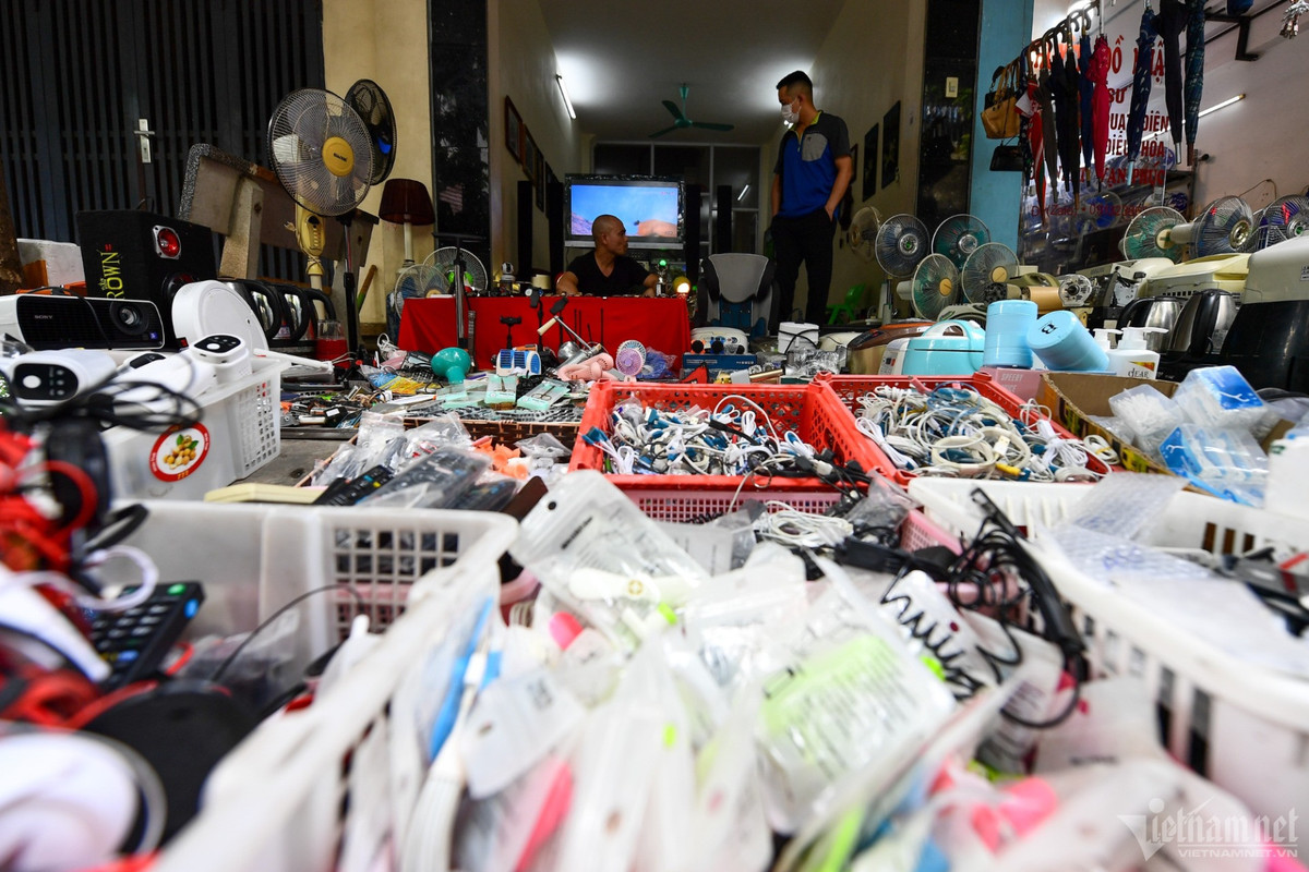 Mặt hàng công nghệ như linh kiện điện thoại, camera, đủ các hãng, chất thành từng đống. Khách cần gì cũng có, đều là đồ đã qua sử dụng. "Có cái dùng được, có cái người ta mua về chỉ để lấy linh kiện bên trong. Tùy vào khả năng hoạt động nên có những chiếc iphone, ipad giá chỉ 300.000 - 500.000 đồng", anh Tùng (tiểu thương) nói.
