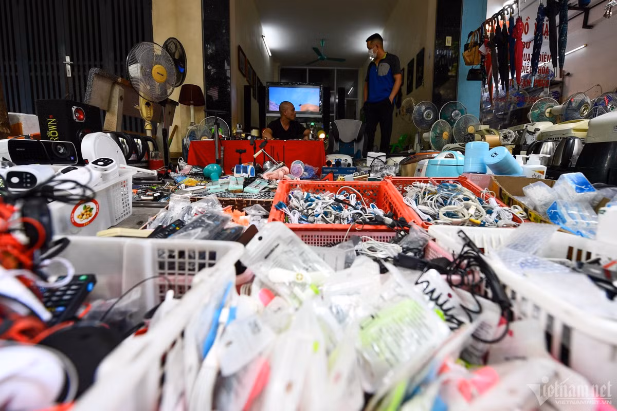 Mặt hàng công nghệ như linh kiện điện thoại, camera, đủ các hãng, chất thành từng đống. Khách cần gì cũng có, đều là đồ đã qua sử dụng. "Có cái dùng được, có cái người ta mua về chỉ để lấy linh kiện bên trong. Tùy vào khả năng hoạt động nên có những chiếc iphone, ipad giá chỉ 300.000 - 500.000 đồng", anh Tùng (tiểu thương) nói.