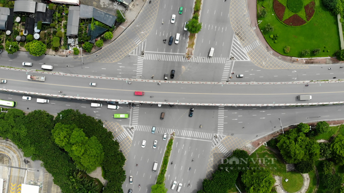 Nhằm giải quyết ùn tắc và giảm xung đột giao thông khi cầu Vĩnh Tuy giai đoạn 2 thông xe, UBND TP.Hà Nội vừa giao các đơn vị có liên quan lên phương án xây hầm chui tại nút giao Cổ Linh - đường dẫn lên cầu Vĩnh Tuy (Vành đai 2) phía quận Long Biên.