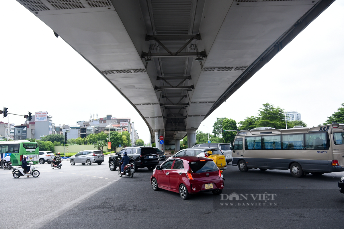 Phương tiện giao thông qua nút giao Cổ Linh - Đàm Quang Trung.