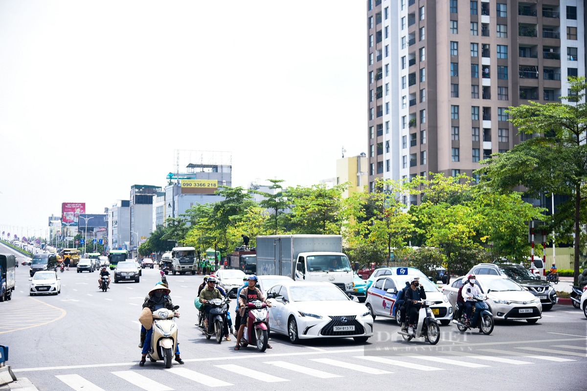 Bình thường lưu lượng giao thông di chuyển qua đây rất đông, dự báo sau khi cầu Vĩnh Tuy giai đoạn 2 thông xe vào cuối tháng 9, ùn tắc tại đây còn phức tạp hơn.
