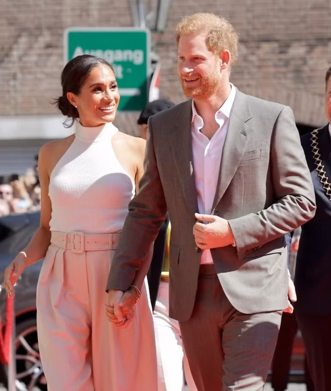 Hoang tu Harry hoi han vi lo xem canh 