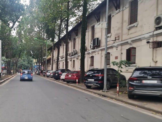 Bai xe o to tren via he: Bit cho nay, phinh cho khac