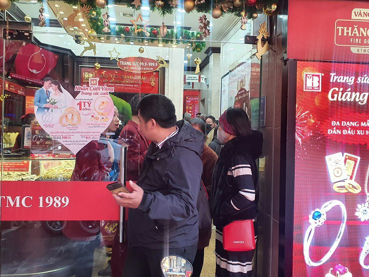 Gia vang tang dien cuong, cu ba lai 60 trieu dong/luong van khong chiu ban-Hinh-3