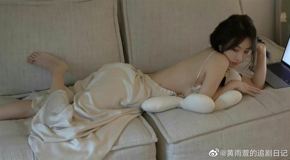 Tinh cu Huynh Hieu Minh gay tranh cai vi mac qua goi cam-Hinh-3