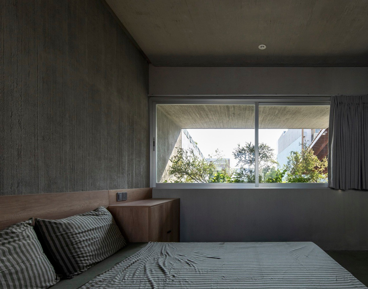 Phòng ngủ ở tầng 1 và tầng 2 được thiết kế tối giản để tập trung vào sự nghỉ ngơi cho người ở.