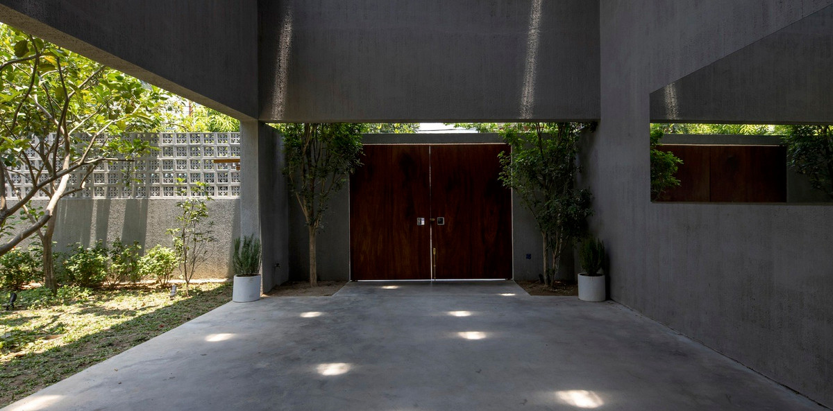 Khu đất mới được sử dụng làm sân vườn có mặt trước theo Tây, mặt sau quay về hướng Đông (gần khu nhà thấp tầng lân cận) để giúp ngôi nhà giảm thiểu sức nóng và bức xạ mặt trời trong mùa hè.