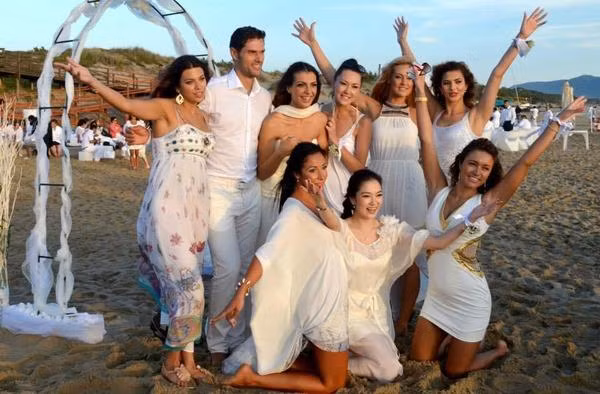 Sau 19 nam thi nhan sac, Nguyen Thi Huyen chua cho ban be du dam cuoi-Hinh-3