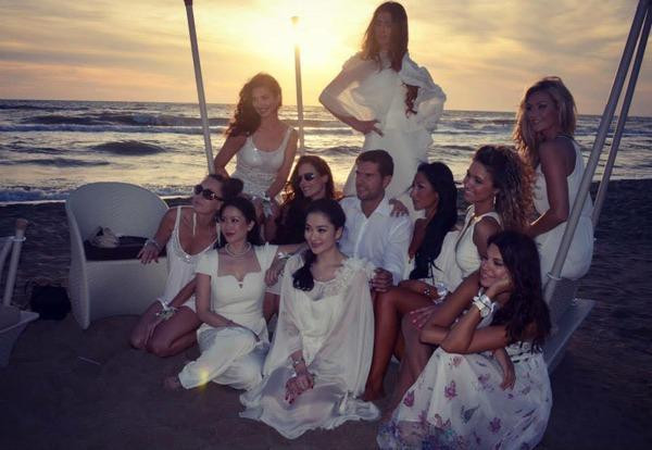 Sau 19 nam thi nhan sac, Nguyen Thi Huyen chua cho ban be du dam cuoi-Hinh-2