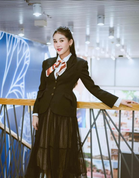 Le Au Ngan Anh khoe bung bau tron xoe khi chup anh cung chong-Hinh-5