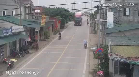 Video: Kinh hoàng xe máy kẹp 3 tông thẳng vào hông container Video: Kinh hoang xe may kep 3 tong thang vao hong container
