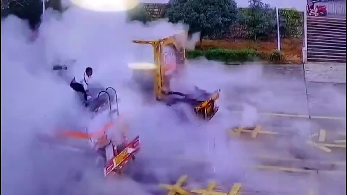 Video: Xe bồn chở dầu phát nổ trên đường cao tốc Video: Xe bon cho dau phat no tren duong cao toc