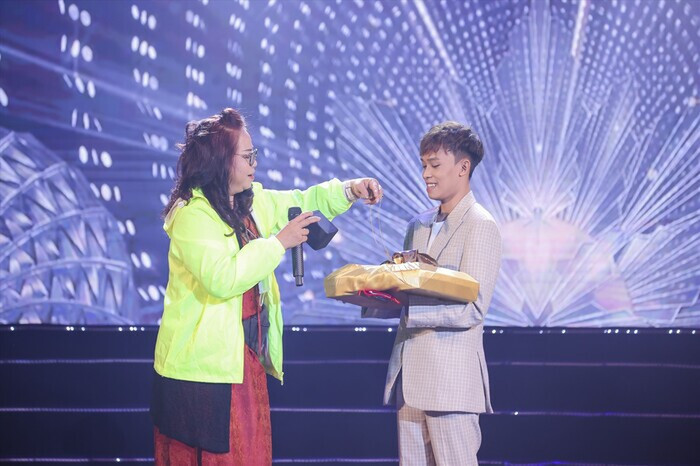 Giong Ho Van Cuong, Nam Em duoc khan gia tang tien