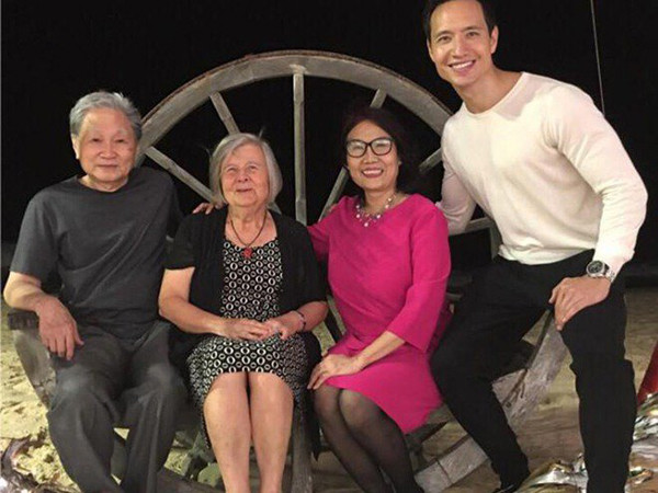 Ngoài ra, mẹ ruột Kim Lý còn tích cực gặp gỡ mọi người để cuộc sống phong phú và vui vẻ hơn.