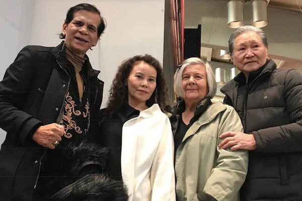 Bố mẹ Hồ Ngọc Hà cũng đến Thụy Điển thăm bố mẹ Kim Lý. Họ hạnh phúc chia sẻ niềm vui được làm ông bà. Gần đây, bố mẹ ruột Kim Lý cũng sang Việt Nam chơi với con cháu.