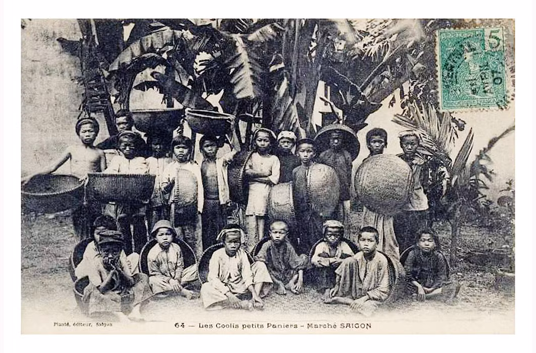 Aurélien Pestel (1855-1897) là nhà nhiếp ảnh tiên phong tài ba nhất vào cuối thế kỷ XIX ở Sài Gòn. Ban đầu công việc của ông không có liên quan trực tiếp đến nhiếp ảnh, nhưng sau đó ông trở thành nhiếp ảnh chuyên nghiệp khi ở Campuchia, sau đó là Sài Gòn, nơi ông mất năm 1897 ở số 10 đại lộ Charner. Ảnh chụp những đứa bé dùng giỏ để mang hàng ở chợ, bưu thiếp in lại từ ảnh của Aurélien Pestel.