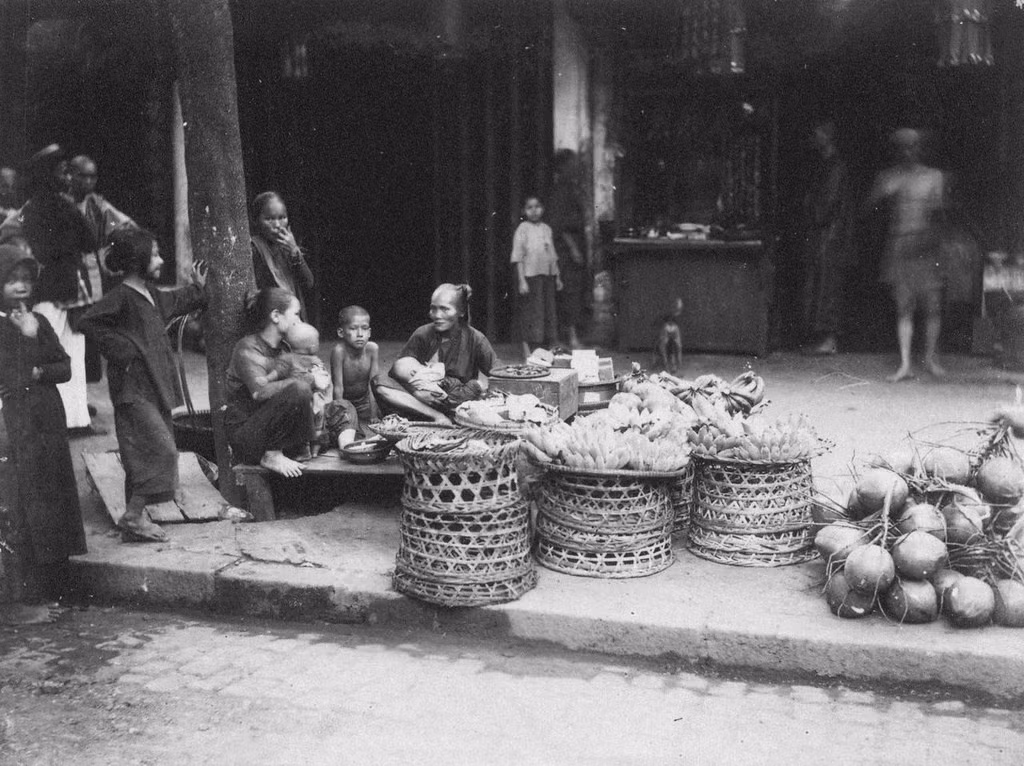 Văn phòng studio, số 10 đại lộ Charner, của Aurélien Pestel sau khi ông mất được Négadelle sử dụng, sau đó là Paullussen, cuối cùng là ông Planté. Tất cả đều là nhiếp ảnh gia có tiếng ở Sài Gòn sau này. Ảnh những bà bán trái cây ở gần Chợ Cũ Sài Gòn, bưu thiếp in lại từ ảnh của Aurélien Pestel.