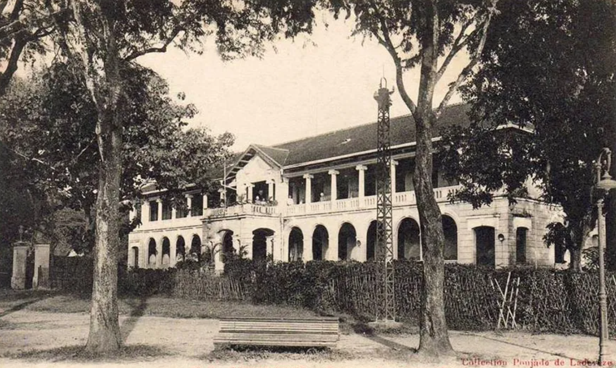 Poujade de Ladevèze được biết đến qua các hình ảnh Sài Gòn giai đoạn 1908-1922 với bộ sưu tập “Collection Poujade de Ladevèze”. Ảnh câu lạc bộ sĩ quan, nay là trụ sở của UBND quận 1, thuộc bộ sưu tập nêu trên.