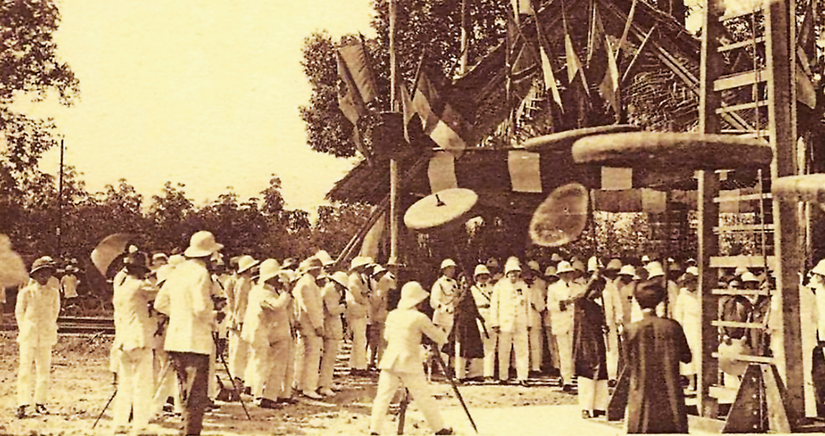 Gabriel Auguste Paullussen là người nối nghiệp nhà nhiếp ảnh George Victor Planté (sau khi mất). Năm sinh và ngày mất của ông cũng như cuộc đời và sự nghiệp của Pallussen không được biết rõ so với các nhà nhiếp ảnh khác. Ảnh Thống tướng Joffre ở Chợ Lớn trước trạm điện tín nối Đông Dương qua Marseille tới tháp Eiffel.