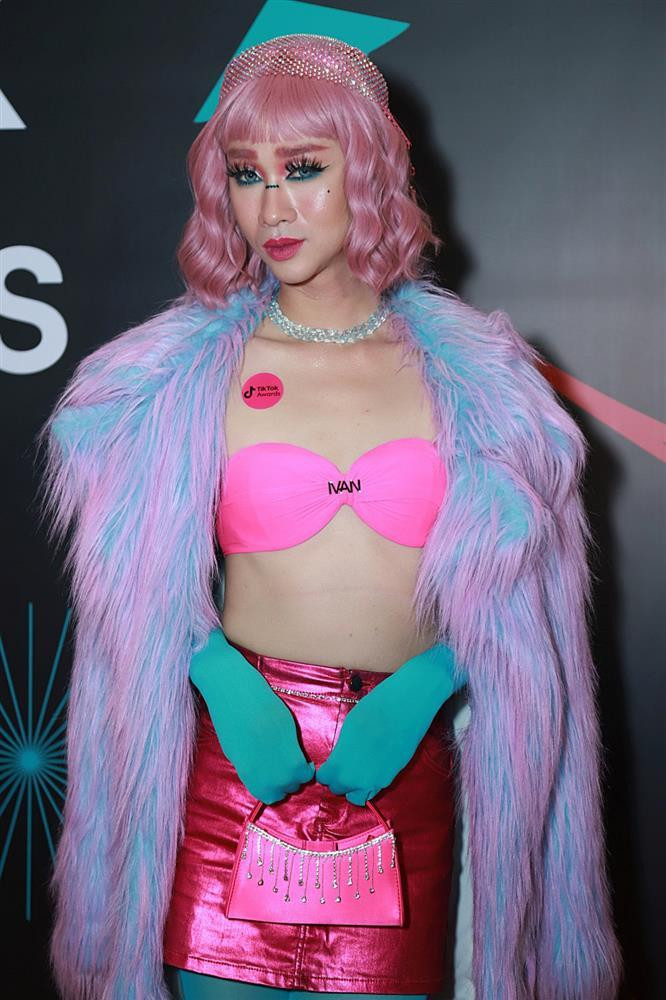 ải Triều bị đánh giá là "thảm họa thời trang" vì bộ cánh không thể rối rắm hơn với mi giả như chân nhện, tóc giả trân, băng đô đính đá, bra hồng phấn, chân váy bóng hồng sen, túi xách hồng satin tua rua, áo lông lại thêm cả găng tay nữa.