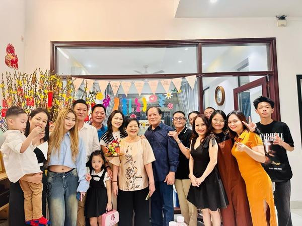 Chia sẻ về mẹ, Mỹ Tâm cho hay bà là người ít nói nhưng chịu thương, chịu khó, sống rất chân thành và nấu ăn ngon. Nữ ca sĩ tiết lộ trong lòng cô, người mà cô "kính trọng nhất và luôn hướng về" chính là mẹ: "Mẹ thường nói với anh em Tâm: Khi thành đạt thì càng phải khiêm nhường và càng phải giữ lề lối gia phong".