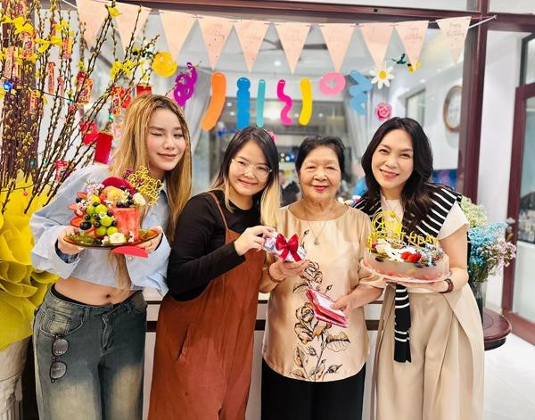 Mỹ Tâm luôn tự hào về mẹ.