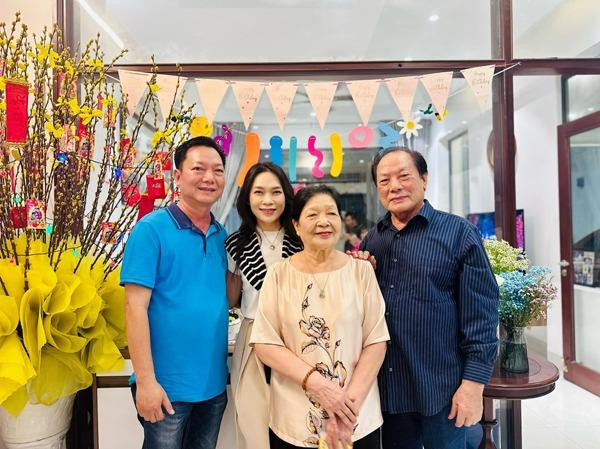 Mỹ Tâm cũng từng khoe rằng mẹ ruột của cô thời trẻ sở hữu vẻ đẹp dịu dàng, đằm thắm. Bà từng được xem là hoa khôi của huyện Thăng Bình (Quảng Nam). Không trực tiếp định hướng về nghề nghiệp cho các con, song mẹ ruột Mỹ Tâm lại là người luôn uốn nắn và xây dựng nhân cách cho các con dựa trên chính đức hạnh của mình.