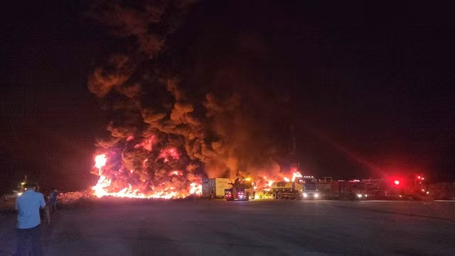 Quang Ninh: Chay bai tap ket phao xop trong cang ca Cai Rong-Hinh-2