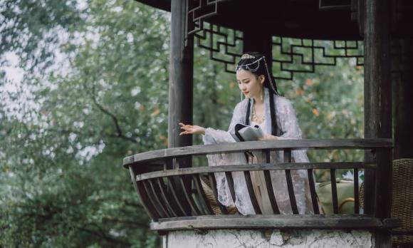 Nguoi xua thuong noi: “Anh hung kho qua ai my nhan”