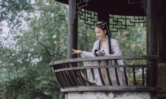 Nguoi xua thuong noi: “Anh hung kho qua ai my nhan”