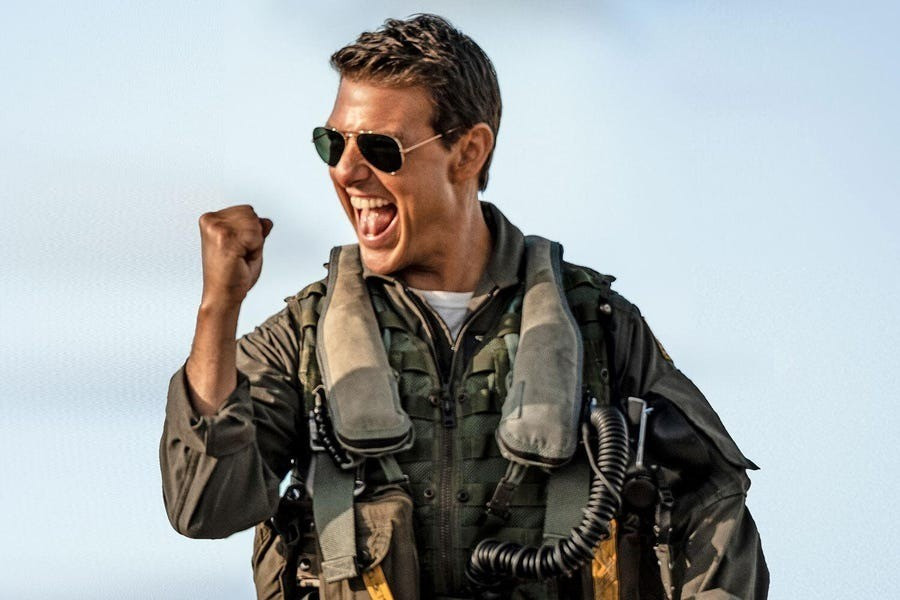 Năm 2022, sau 36 năm thủ vai Pete "Maverick" Mitchell, Tom Cruise trở lại với vai diễn và tạo cơn sốt toàn cầu. Như đã làm với War of the Worlds và một số phần phim Mission: Impossible, nam diễn viên chọn lấy phần trăm doanh thu phòng vé. Với 1,5 tỷ USD toàn cầu, anh tiếp tục bỏ túi hơn 100 triệu USD. Top Gun: Maverick cũng là thành công lớn nhất mọi thời đại của Tom Cruise.