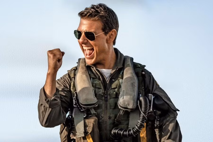 Năm 2022, sau 36 năm thủ vai Pete "Maverick" Mitchell, Tom Cruise trở lại với vai diễn và tạo cơn sốt toàn cầu. Như đã làm với War of the Worlds và một số phần phim Mission: Impossible, nam diễn viên chọn lấy phần trăm doanh thu phòng vé. Với 1,5 tỷ USD toàn cầu, anh tiếp tục bỏ túi hơn 100 triệu USD. Top Gun: Maverick cũng là thành công lớn nhất mọi thời đại của Tom Cruise.