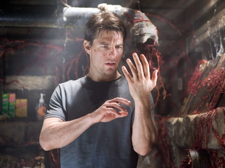 Năm 2005, Tom Cruise hợp tác với Steven Spielberg, xuất hiện trong bộ phim kinh dị khoa học viễn tưởng War of the Worlds. Thỏa thuận ban đầu, nam diễn viên chỉ nhận 20 triệu USD. Anh đã mạo hiểm từ chối nhận khoản trả trước, thay vào đó lấy tỷ lệ phần trăm tổng doanh thu phòng vé. Với 600 triệu doanh thu toàn cầu, Cruise đã bỏ túi 100 triệu USD.