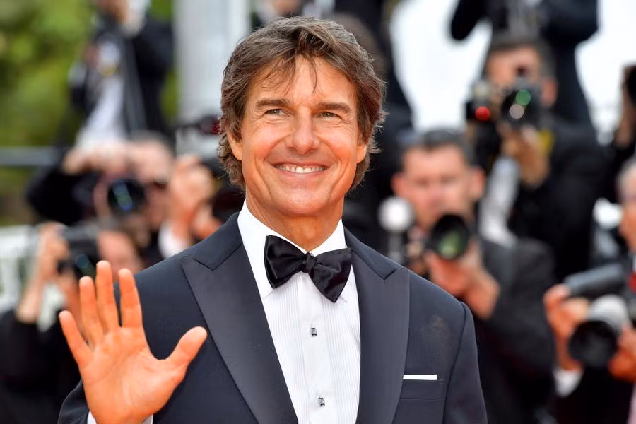 Ngoài đóng phim, Tom Cruise kiếm tiền nhờ bất động sản. Năm 2013, anh có căn hộ ở East Village, New York, Mỹ giá 3 triệu USD, nhà phố Greenwich Village, New York, Mỹ với 28 triệu USD. Năm 2016, anh bán tài sản ở Beverly Hills giá 38 triệu USD - bất động sản được Cruise mua năm 2007 với giá 30,5 triệu USD. Năm 2021, Tom Cruise bán căn biệt thự Telluride giá 39,5 triệu USD. Bất động sản có phòng tập thể dục, thư viện, bếp ăn, hai lò sưởi và nhiều phòng ngủ.