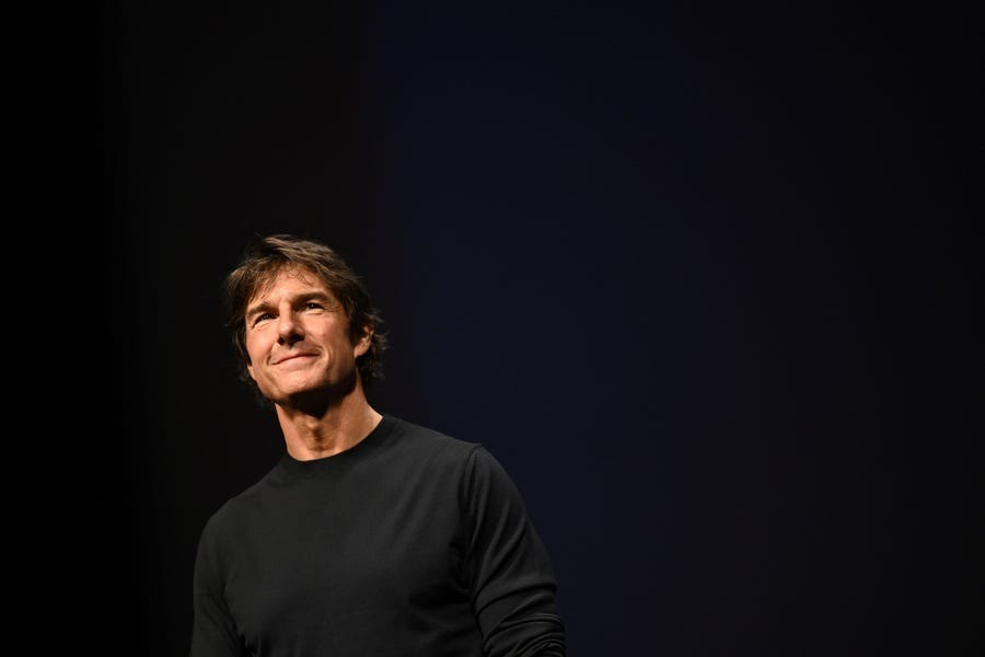 Theo Insider, số tiền điên rồ nhất mà Tom Cruise từng bỏ ra là cho giáo phái Scientology, tôn giáo anh gắn bó gần 40 năm, đóng phí hơn 25 triệu USD. Vì giáo phái, nam diễn viên mâu thuẫn đến độ ly hôn với Katie Holmes, gần 15 năm không gặp lại con gái dù sống cùng quốc gia.