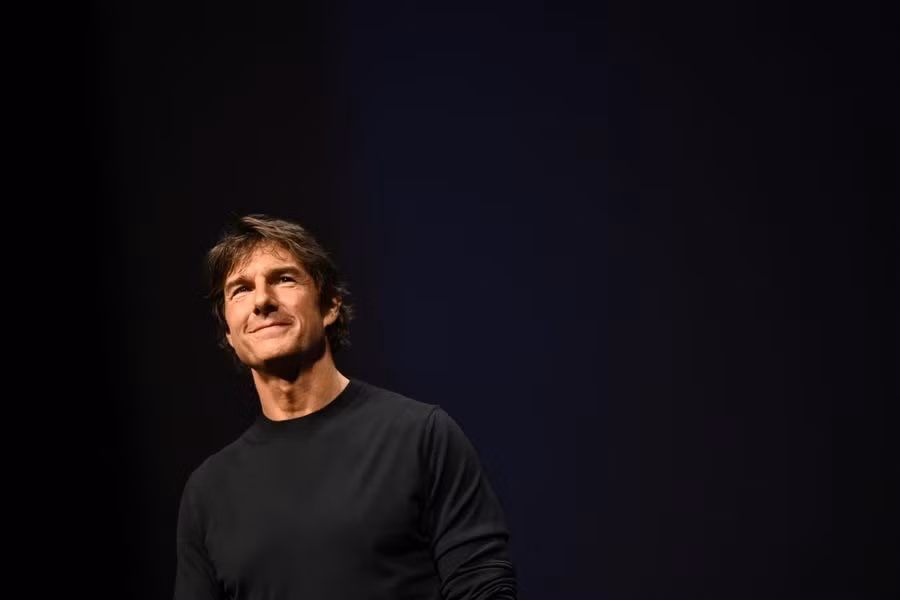 Theo Insider, số tiền điên rồ nhất mà Tom Cruise từng bỏ ra là cho giáo phái Scientology, tôn giáo anh gắn bó gần 40 năm, đóng phí hơn 25 triệu USD. Vì giáo phái, nam diễn viên mâu thuẫn đến độ ly hôn với Katie Holmes, gần 15 năm không gặp lại con gái dù sống cùng quốc gia.