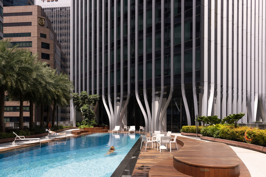 8 tầng tiếp theo là khu vực tiện ích cho cư dân gồm bể bơi, bể sục, đường chạy bộ, phòng tập thể dục, phòng cộng đồng và khu nướng thịt ngoài trời. 29 tầng trên cùng là khu vực văn phòng cao cấp nhìn ra sông và vịnh Marina.