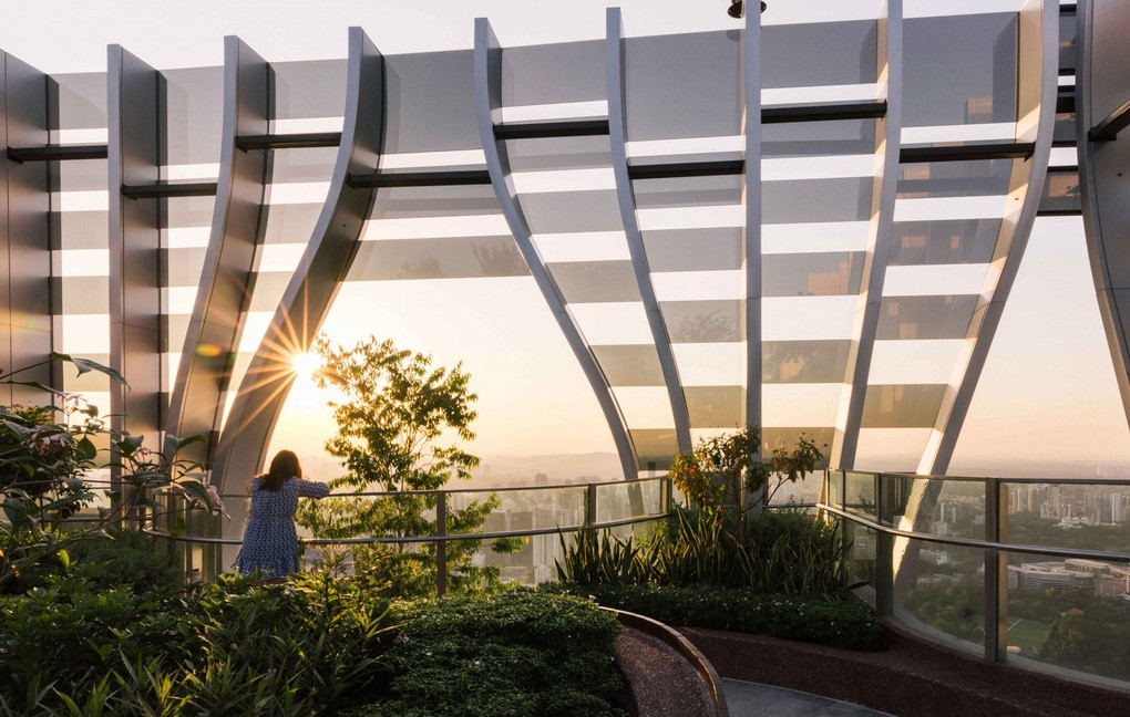 Điểm nhấn của tòa nhà là 4 tầng ở giữa với sân vườn ngoài trời, các lối nhỏ phủ cây để đi dạo, tập thể dục và tổ chức các sự kiện.