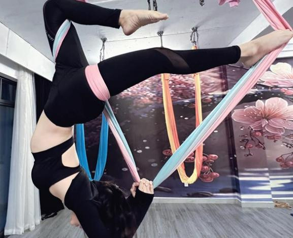 ô có sự thay đổi rõ rệt về ngoại hình lẫn nội tâm sau 2 tháng tập yoga. "Kiên trì, yêu bản thân nhiều hơn, biết giới hạn của cơ thể và có thêm sức khoẻ là những giá trị mình nhận được từ bộ môn này", cô viết trên trang cá nhân.