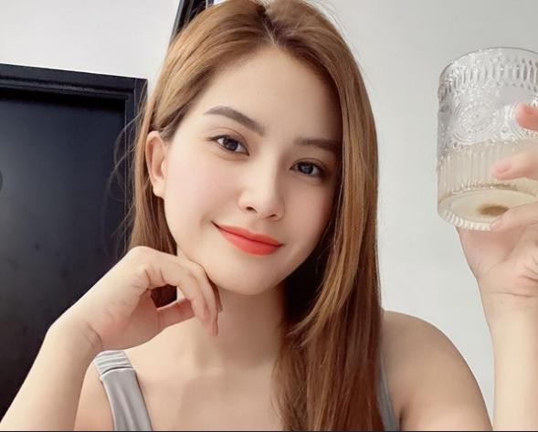 ô cũng rất chú trong chăm sóc làn da, mái tóc bằng việc skincare đều đặn mỗi ngày và uống nhiều nước.