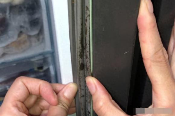 Gioang tu lanh bi moc, den? Cach lam sach de dang trong 3 phut