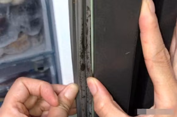 Gioang tu lanh bi moc, den? Cach lam sach de dang trong 3 phut