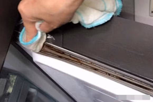 Gioang tu lanh bi moc, den? Cach lam sach de dang trong 3 phut-Hinh-4