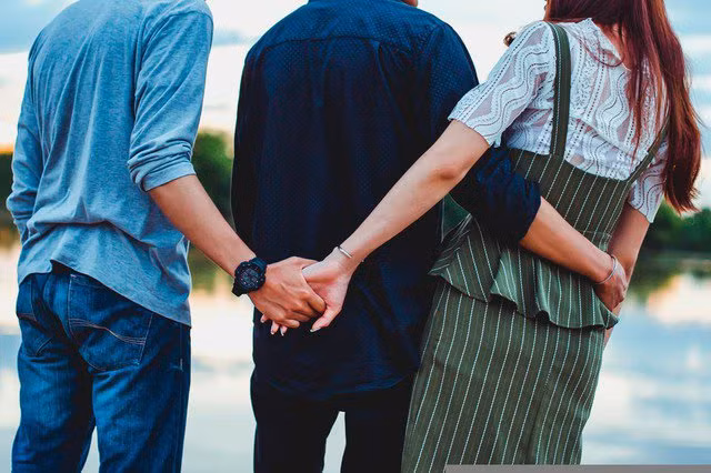 Ban than co dau nam tay chu re sau lung khi cung chup anh-Hinh-2