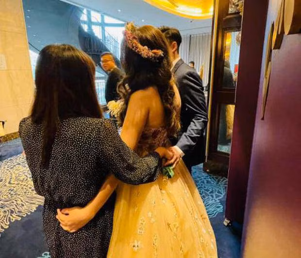 Ban than co dau nam tay chu re sau lung khi cung chup anh